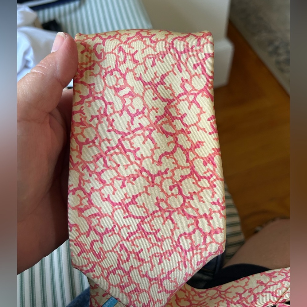 J McLaughlin Coral silk tie